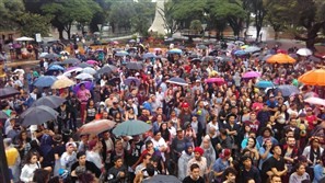 Parada LGBT é realizada mesmo debaixo de chuva em Maringá